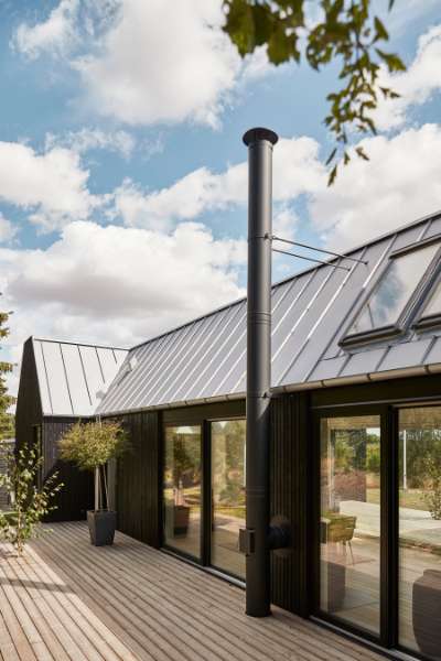 Arkitekttegnet delesommerhus beklædt med stålprofiler og træ, Skovsøvej 15, 4200 Slagelse